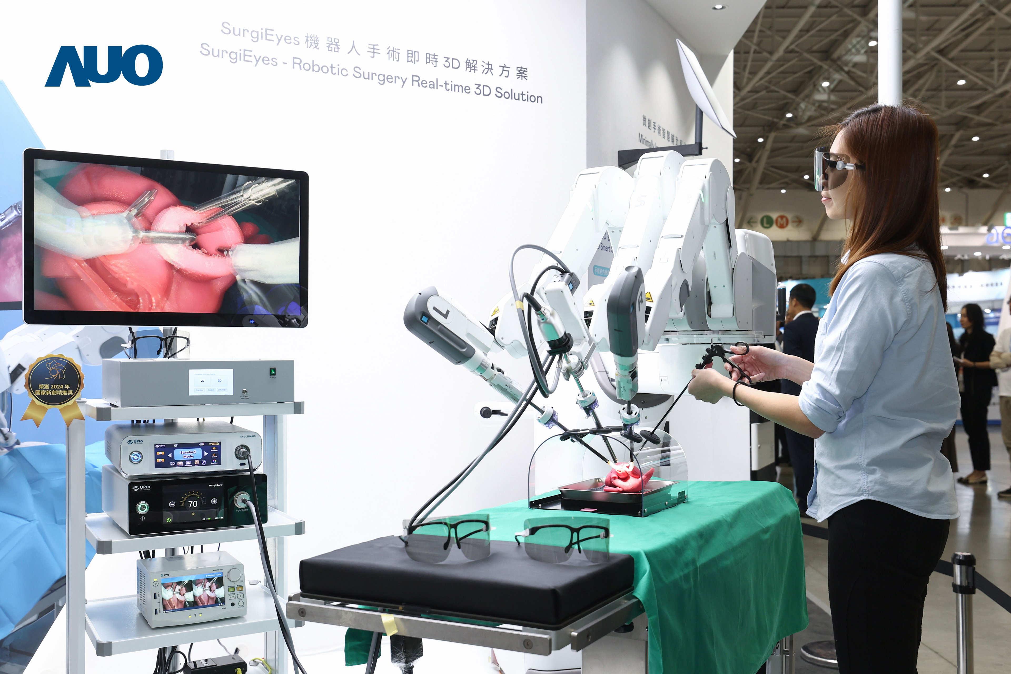 �_�����I�ȵ�3D�@ʾ���g�Ƴ���SurgiEyes�C�������g���r3D��Q���������������M3D�D��̎���c����3D��ֱ��ҕ�����Vɫ����@ʾ���g�����g�F꠿Ɍ��rͬ�������t��ҕ�ǿ�������3DӰ��������ͨЧ���c��ȫ����