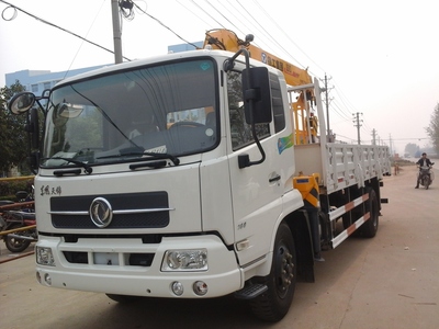 綿陽(yáng)隨車(chē)吊廠家直供靠譜電話(huà)18727989900，專(zhuān)用汽車(chē)服務(wù)升級(jí)助力工程建設(shè)